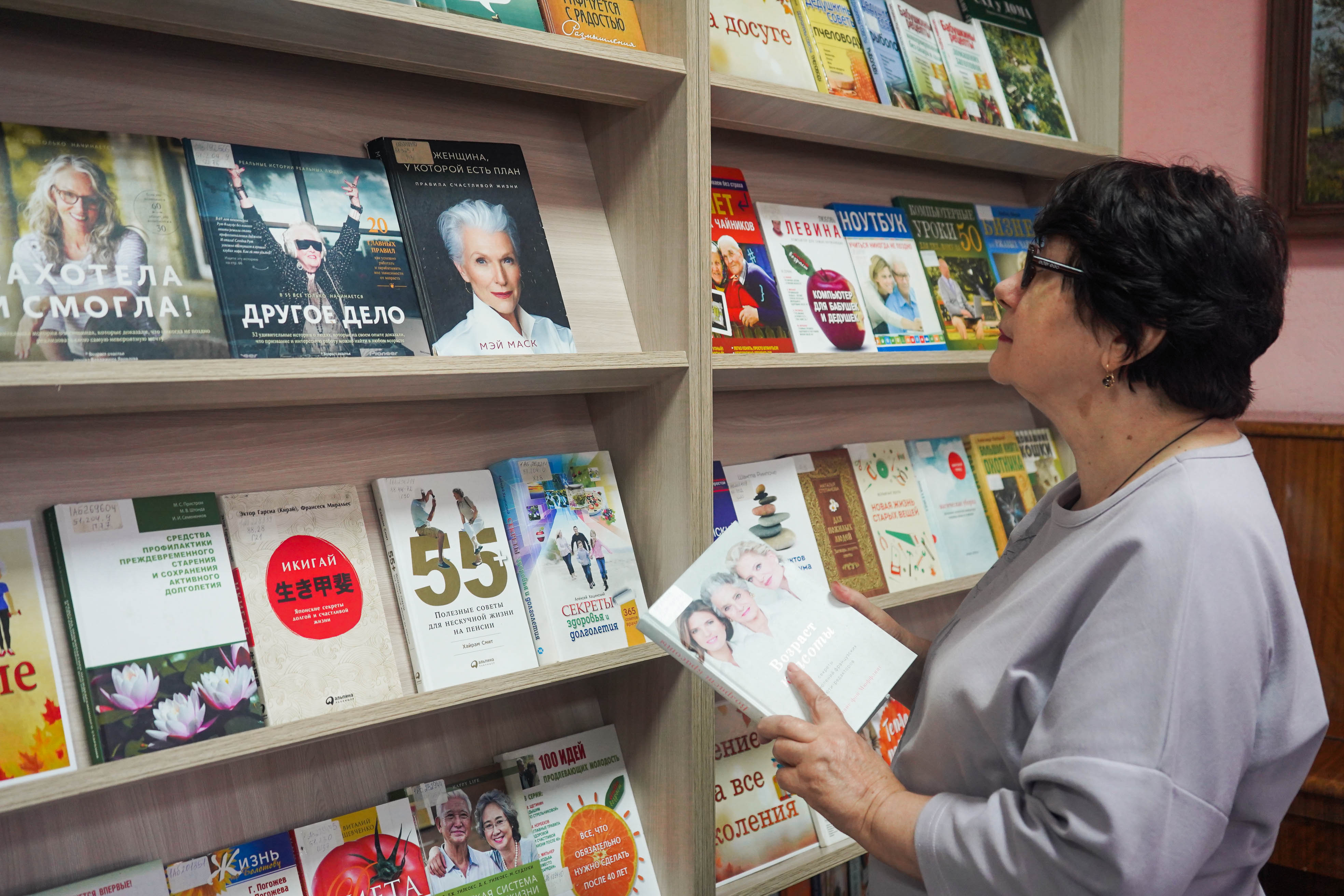 «Нам рана жыць успамінамі»: кніжная выстава да Дня пажылых людзей