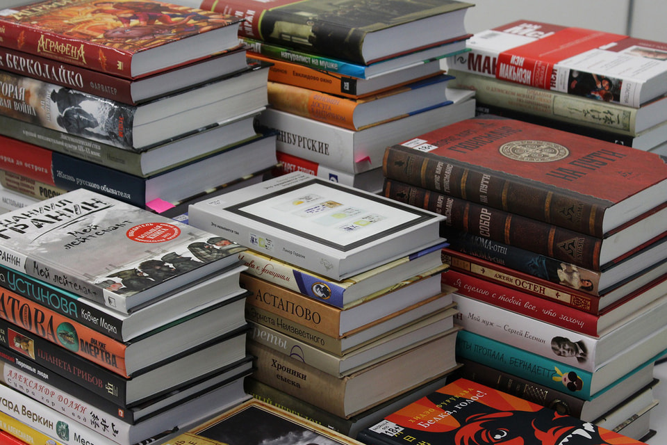 «Книги-однофамильцы»: книжная выставка в отделе абонемента